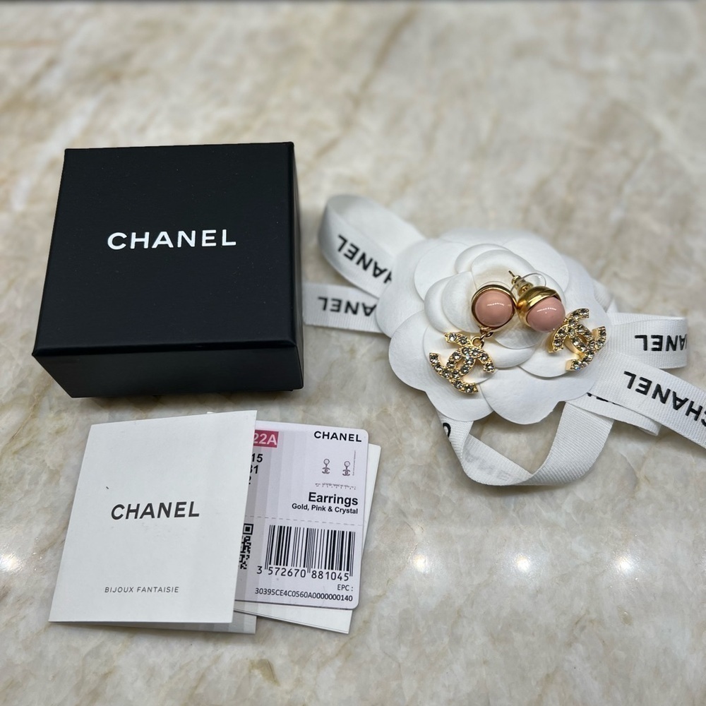 CHANEL 22A CC Logo Gold-tone Dangle Earrings: Pink Pearly W/ Crystals - Picture 4 of 13